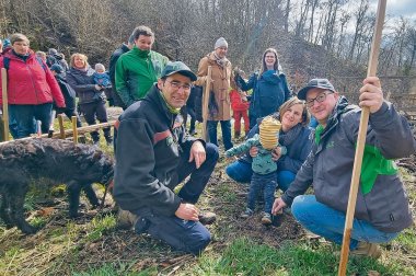 Am vergangenen Samstag wurden im Bopparder Hochzeits- und Kinderwald unter Anleitung von Revierförster Johannes Nass (vorne, links) Walnussbäume gepflanzt. 