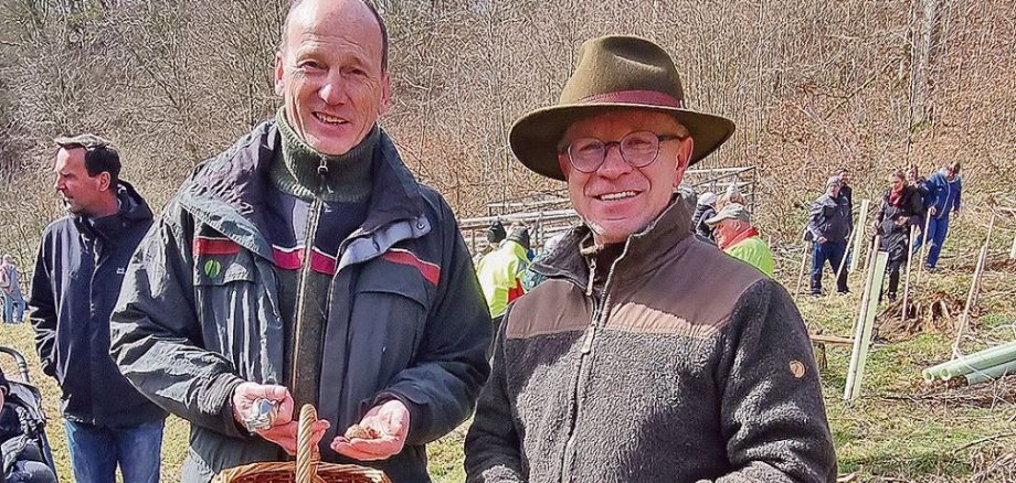 Die Aktion wird einmal im Jahr ausgerichtet von der Stadt Boppard gemeinsam mit dem Forstamt. Bürgermeister Jörg Haseneier (rechts) und Forstamtsleiter Axel Henke begleiteten die Teilnehmerinnen und Teilnehmer.