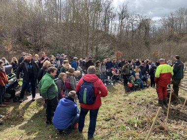 Eingeladen waren die 61 Hochzeitspaare aus Boppard, die sich im Jahr 2022 das Eheversprechen gegeben hatten, und die Eltern mit ihren Kindern, die 2022 das Licht der Welt erblickt hatten. Auf dem Foto sind die Teilnehmer der Aktion zu sehen.