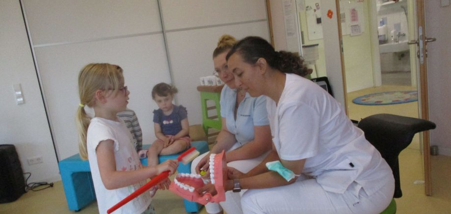 Am großen Demonstrationsgebiss konnten die Kinder die Putztechnik „KAI“ (Kauflächen, Außenflächen, Innenflächen) mit einer Riesenzahnbürste erproben. 