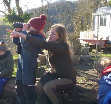 Mit dem Fernglas konnten die Kinder aus der Bewegungskita in Weiler Vögel beobachten.