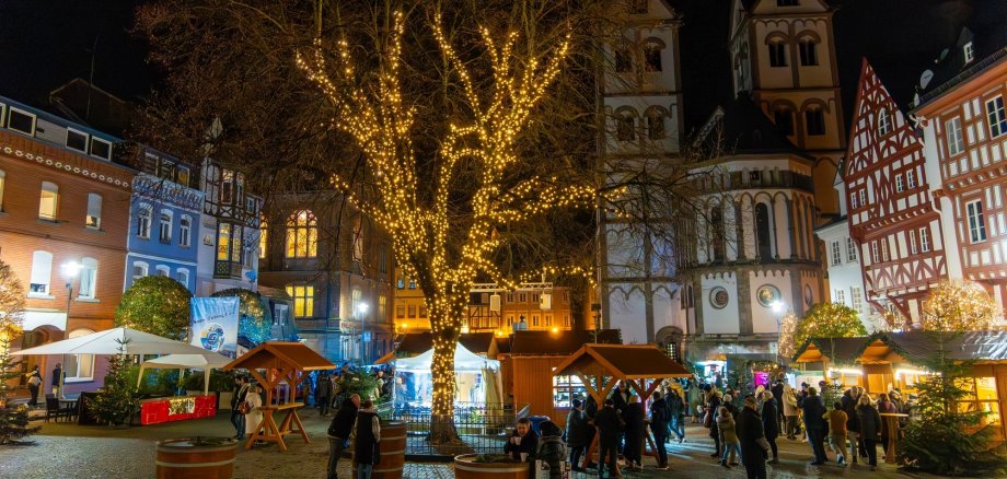 Die Premiere des Bopparder Weihnachtsmarkt im Jahr 2023 war ein voller Erfolg und es wird auch in diesem Jahr eine Fortsetzung geben. Im Hintergrund laufen in unserer Tourist Information bereits die Vorbereitungen für den nächsten Weihnachtsmarkt an. Wer als Standanbieter mit einer städtischen oder eigenen Holzhütte teilnehmen möchte, kann sich ab sofort bewerben.