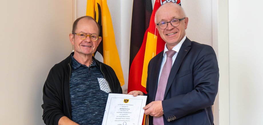  Zum Dank für 40 Jahre im Dienst der Stadt Boppard überreicht Bürgermeister Jörg Haseneier (rechts) dem Leitenden Friedhofsgärtner Michael Verbooy eine Urkunde der Stadt Boppard. 