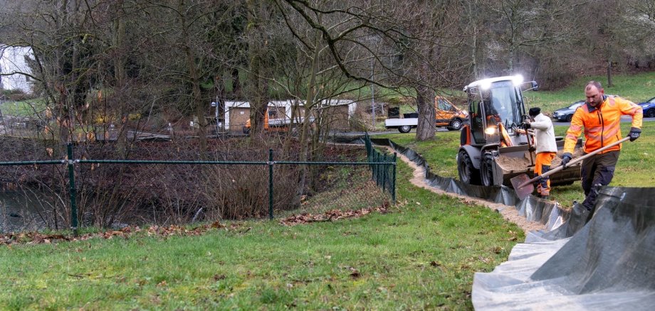 Mitarbeiter des Bad Salziger Bauhofs waren am Dienstagmorgen damit beschäftigt, die Amphibienzäune im Bad Salziger Kurpark am Löschteich aufzubauen. Auch an der nahen Rheingoldstraße wurden Zäune installiert. 