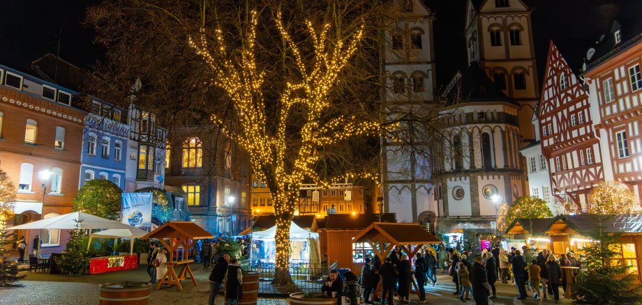 Umgeben von malerischen Fachwerkhäusern mit Blick auf die Basilika St. Severus begeistert der Bopparder Weihnachtsmarkt vom 6. bis 15. Dezember 2024 täglich auf dem historischen Marktplatz mit seiner festlichen Atmosphäre.