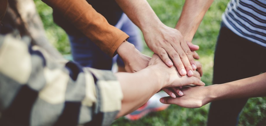 Die Ehrenamtsinitiative "Ich bin dabei!" geht weiter: Im Gegensatz zum ursprünglichen Ansatz laden wir jetzt generationsübergreifend alle erwachsenen Bürgerinnen und Bürger zur Teilnahme an bestehenden wie auch zukünftigen Projekten ein. 