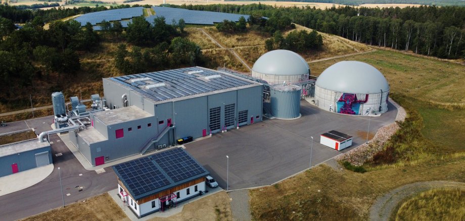 Auch die Rhein-Hnsrück-Entsorgung (RHE) beteiligt sich an dem innovativen Vorhaben, eine Kreisenergiegesellschaft zu gründen. Auf dem Foto:  Die hochmoderne Biogut-Vergärungsanlage der RHE in Kirchberg, die den gesamten Bioabfall aus dem Rhein-Hunsrück-Kreis verwertet. Aus den jährlich anfallenden 13.000 Tonnen Bioabfall des Rhein-Hunsrück-Kreises wird hochwertiger organischer Flüssigdünger gewonnen, der in der regionalen Landwirtschaft eingesetzt wird. Darüber hinaus erzeugt die Biogut-Vergärungsanlage mithilfe eines Blockheizkraftwerks jährlich rund 4 Millionen Kilowattstunden Strom aus dem während des Vergärungsprozesses entstehenden Biogas. 