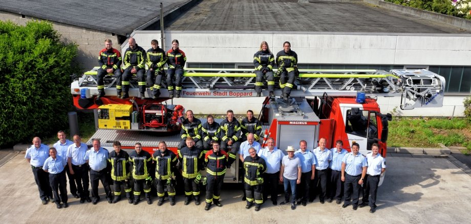 Bestanden: Die Feuerwehr Boppard freut sich über Verstärkung. Alle 17 Teilnehmerinnen und Teilnehmer haben den Grundausbildungslehrgang erfolgreich absolviert und dürfen sich ab sofort Feuerwehrmann oder Feuerwehrfrau nennen. Boppards Bürgermeister Jörg Haseneier (vorne, 6. von rechts) überreichte ihnen die Ernennungsurkunden. 