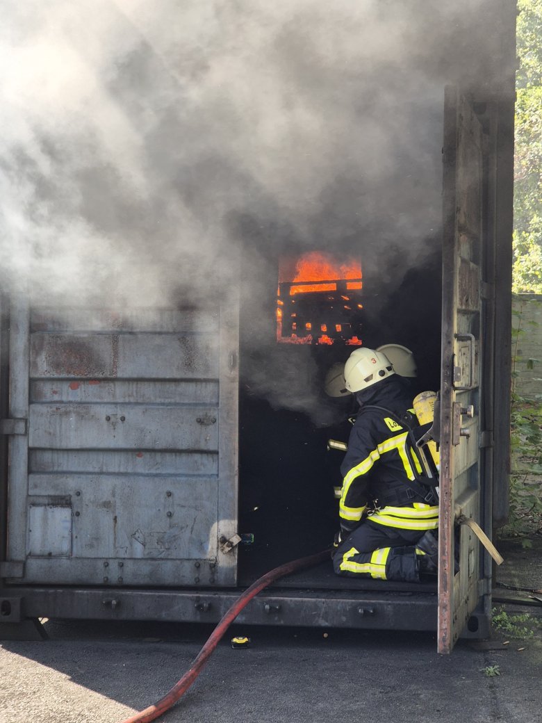 Bopparder Feuerwehrkräfte trainieren die Brandbekämpfung in einem Feststoff-Brandcontainer.