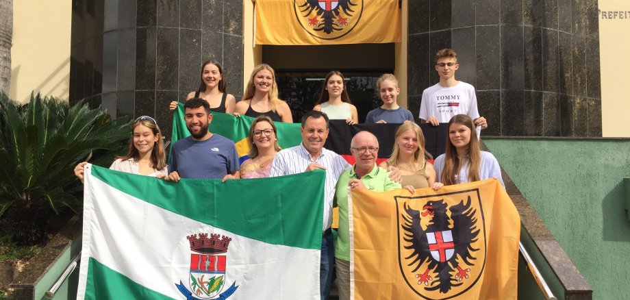 Eine Jugenddelegation aus der Stadt Boppard wird im Herbst 2024 in die Partnerstadt Arroio do Meio in Brasilien reisen. Unser Foto zeigt die letzte Jugenddelegation, die im Herbst 2022 nach Brasilien geflogen ist, gemeinsam mit Boppards Bürgermeister Jörg Haseneier (vorne, 5. von links) und Arroio do Meios Bürgermeister Danilo José Bruxel (4. von links). 