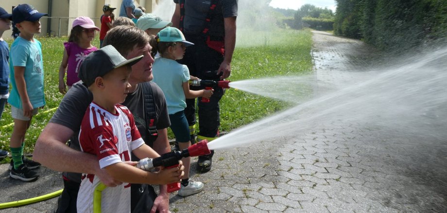 Beim Besuch der Feuerwehr in der Bewegungs-Kindertagesstätte in Weiler durften die Vorschulkinder bei Löschübungen auch selbst Hand anlegen.