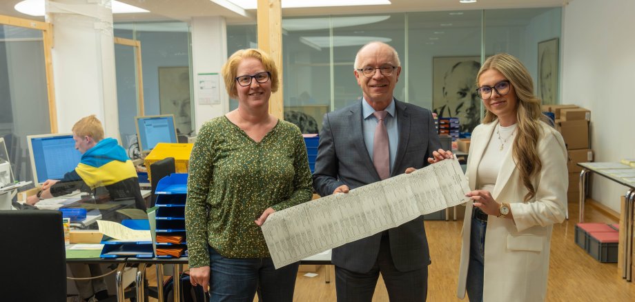 Das Briefwahlbüro in der Lobby (1. Obergeschoss) der Stadthalle Boppard ist ab sofort geöffnet. Unser Foto zeigt den Wahlleiter und Bürgermeister der Stadt Boppard, Jörg Haseneier, mit den Mitarbeiterinnen Bianca Flauger (links) und Laura Klinin im Briefwahlbüro der Stadt Boppard. 