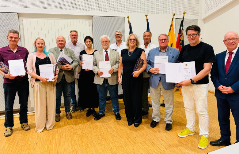 Bürgermeister Jörg Haseneier (rechts) verabschiedete (von links) Volker Kahl und Monika Keßler (Stadtrat), Helmut Schröder (Erster Beigeordneter), Manfred Uhrmacher und Nicole Tomczak (Stadtrat), Hermann Noe (Beigeordneter), Georg Scherzinger (Stadtrat), Margit Gronen (Beigeordnete), Bernd Stahl, Georg Vetter und Andreas Roll (Stadtrat).