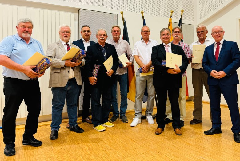 Bürgermeister Jörg Haseneier (rechts) mit den für langjähriges kommunalpolitisches Engagement Geehrten (von links): Jürgen Poersch, Hermann Noe, Joachim Brockamp, Dr. Jürgen Mohr, Manfred Uhrmacher, Rudolf Bersch, Wolfgang Spitz, Klaus-Georg Brager und Reimund Möcklinghoff.