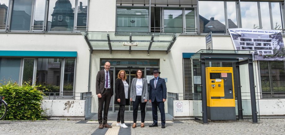 An der Betriebsversammlung mit vielen Beschäftigten im Krankenhaus Heilig Geist nahmen teil (von links): Landrat Volker Boch, Bärbel Friedrich, Vorsitzende des Betriebsrats Krankenhaus Heilig Geist Boppard, Alexandra Kiauk, Kaufmännische Direktorin Krankenhaus Heilig Geist Boppard und Ev. Stift Koblenz, Boppards Bürgermeister Jörg Haseneier.