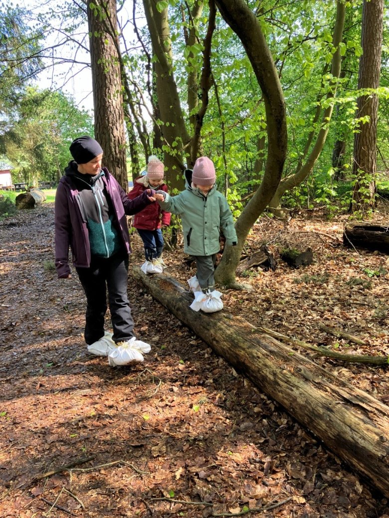 Die Kinder und die Erzieherinnen haben mittelalterliche „Bundschuhe“ hergestellt und bei einem kleinen Waldspaziergang ausgiebig getestet. 