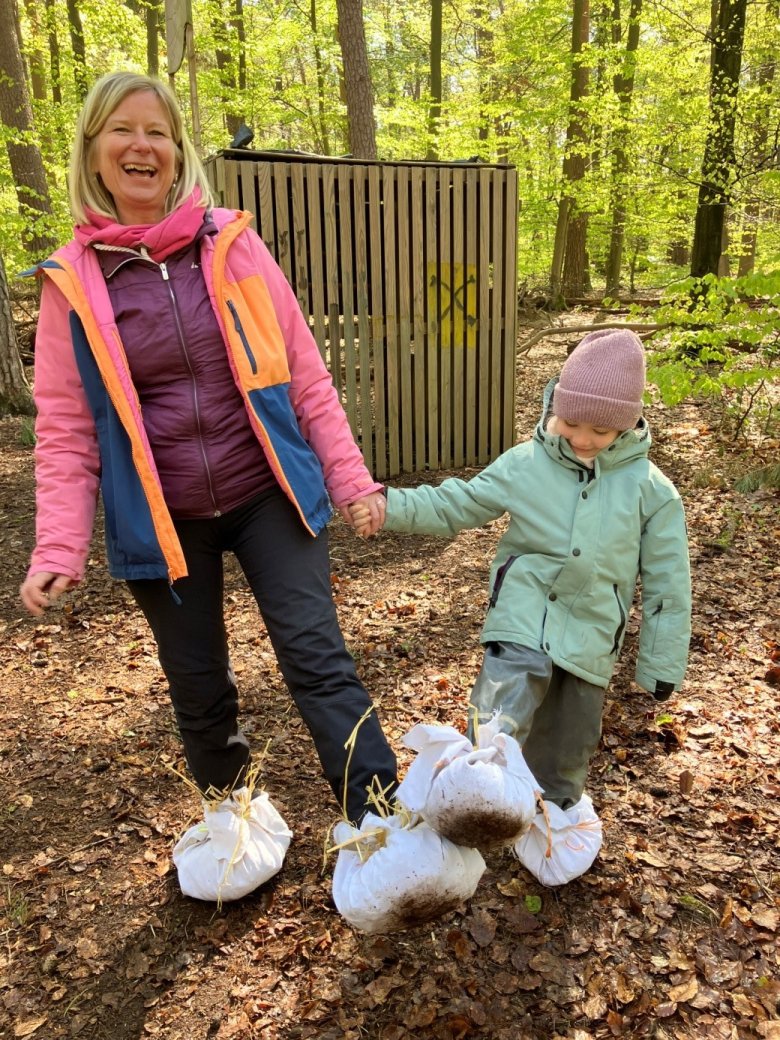 Die Kinder und die Erzieherinnen haben mittelalterliche „Bundschuhe“ hergestellt und bei einem kleinen Waldspaziergang ausgiebig getestet. 