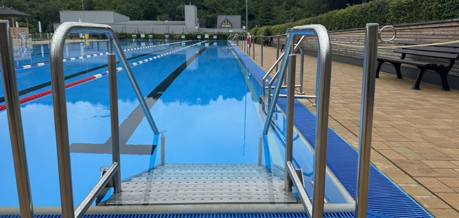 Künftig ist der Ein- und Ausstieg in das Schwimmerbecken des Bopparder Thermalfreibads auch über eine breite und komfortable Edelstahltreppe möglich. 