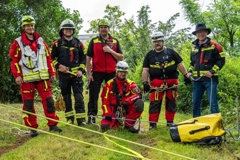 Boppards Bürgermeister Jörg Haseneier (rechts) verschafftes sich vor Ort einen Eindruck vom Verlauf der Übung, hier mit Kräften aus der Höhenrettung der Feuerwehr Boppard. 