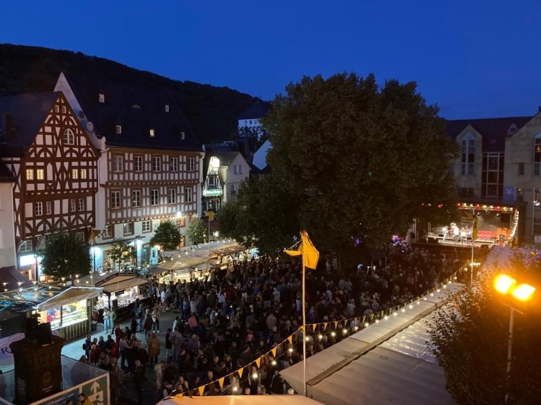 Ende September ist es wieder so weit: Inmitten der einzigartigen Atmosphäre des historischen Marktplatzes wird das beliebte Bopparder Weinfest gefeiert.