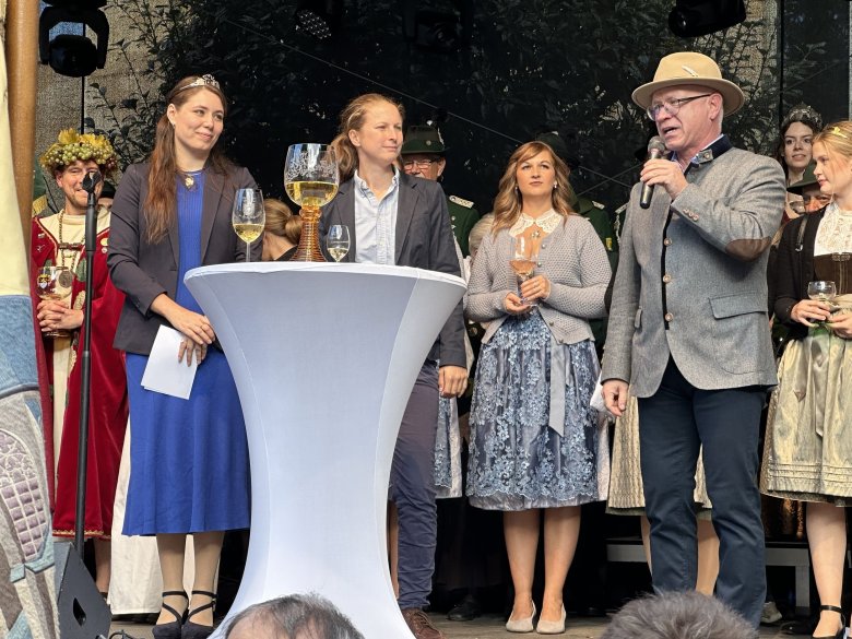 Eröffnung des Bopparder Weinfests 2024 mit Boppards Bürgermeister Jörg Haseneier (rechts), Boppards Ortsvorsteherin Alexa Bach (2. von links) und Boppards Weinkönigin Viktoria Perll (links).