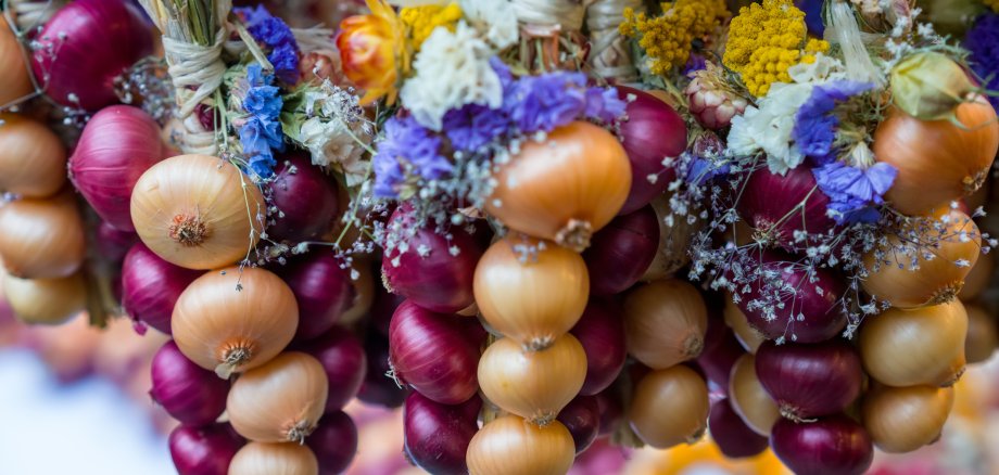 In Boppard ist am 11. und 12. September wieder Zwiebelmarkt. Neben Speise- und Blumenzwiebeln werden viele weitere Waren angeboten.