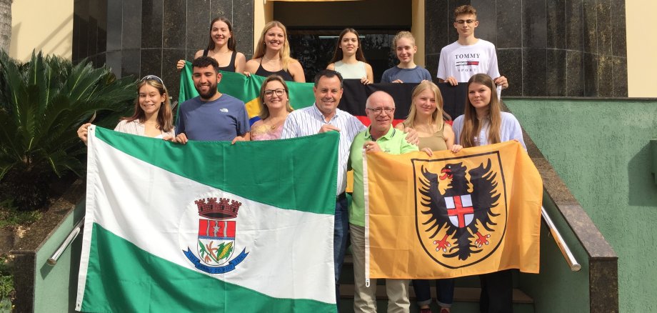 Eine Jugenddelegation aus der Stadt Boppard wird im Herbst 2025 in die Partnerstadt Arroio do Meio in Brasilien reisen. Unser Foto zeigt die letzte Jugenddelegation, die im Herbst 2022 nach Brasilien geflogen ist, gemeinsam mit Boppards Bürgermeister Jörg Haseneier (vorne, 5. von links) und Arroio do Meios damaligem Bürgermeister Danilo José Bruxel (4. von links). 