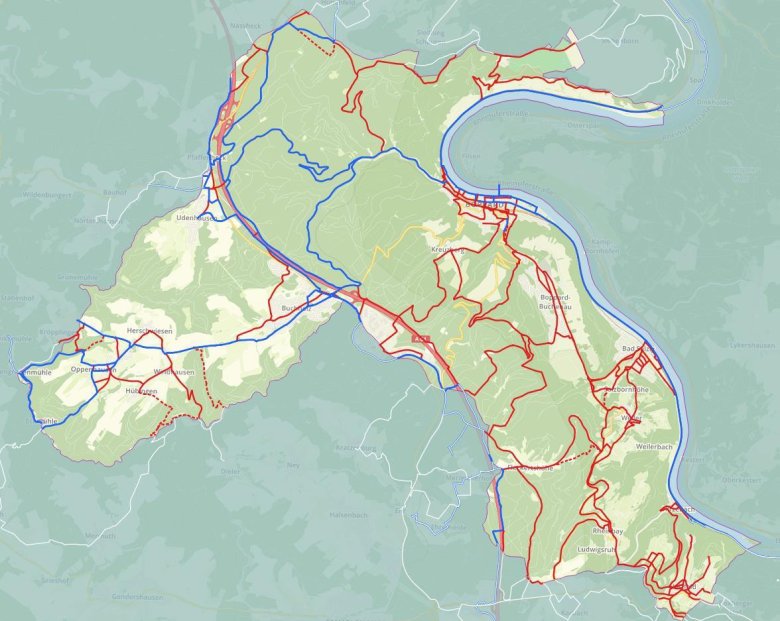 Das Zielnetz nach dem Radverkehrskonzept der Stadt Boppard. Die blaue Linie zeigt den Bestand, die blau-unterbrochene Linie zeigt die Planung. Die rote Linie stellt das Zielnetz dar, rot-unterbochen die Zielnetz Alternative. Grau eingefärbt sind Abschnitte außerhalb des Stadtgebiets.