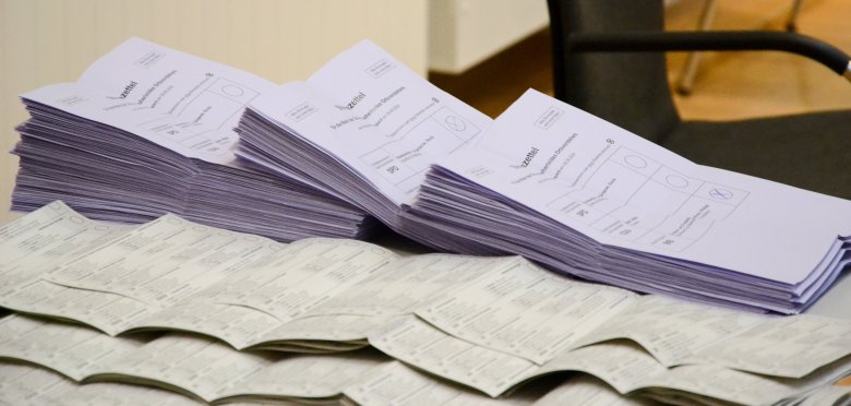 Tausende Stimmzettel mussten an den beiden Wahlsonntagen aufgefaltet, sortiert, gezählt und elektronisch erfasst werden. Ohne die vielen Wahlhelferinnen und Wahlhelfer wäre diese Aufgabe kaum zu bewältigen gewesen. 